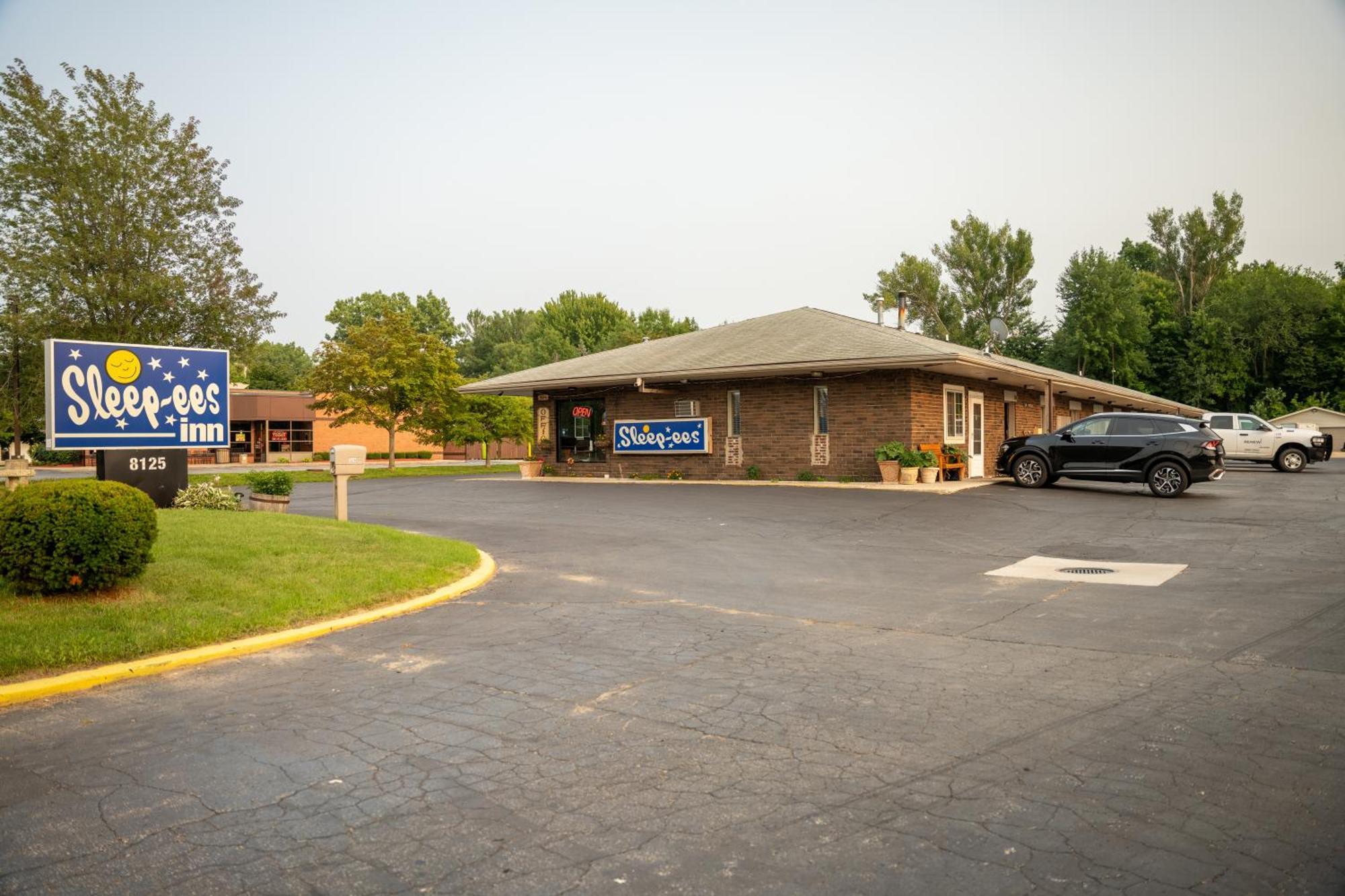 Sleep-Ees Inn, Saginaw & Frankenmuth מראה חיצוני תמונה