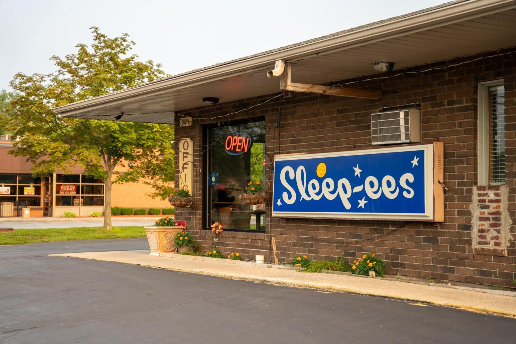 Sleep-Ees Inn, Saginaw & Frankenmuth מראה חיצוני תמונה