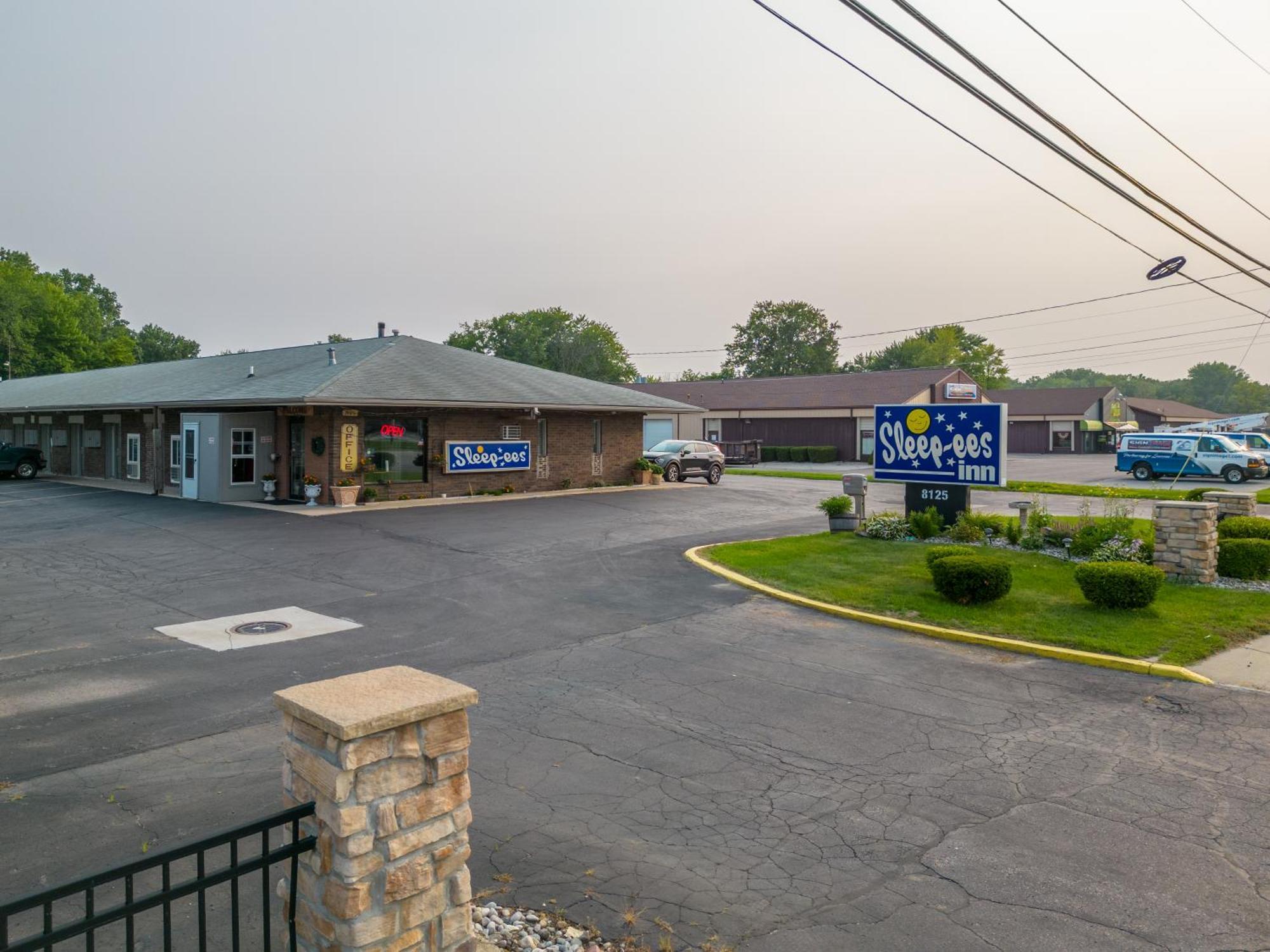 Sleep-Ees Inn, Saginaw & Frankenmuth מראה חיצוני תמונה